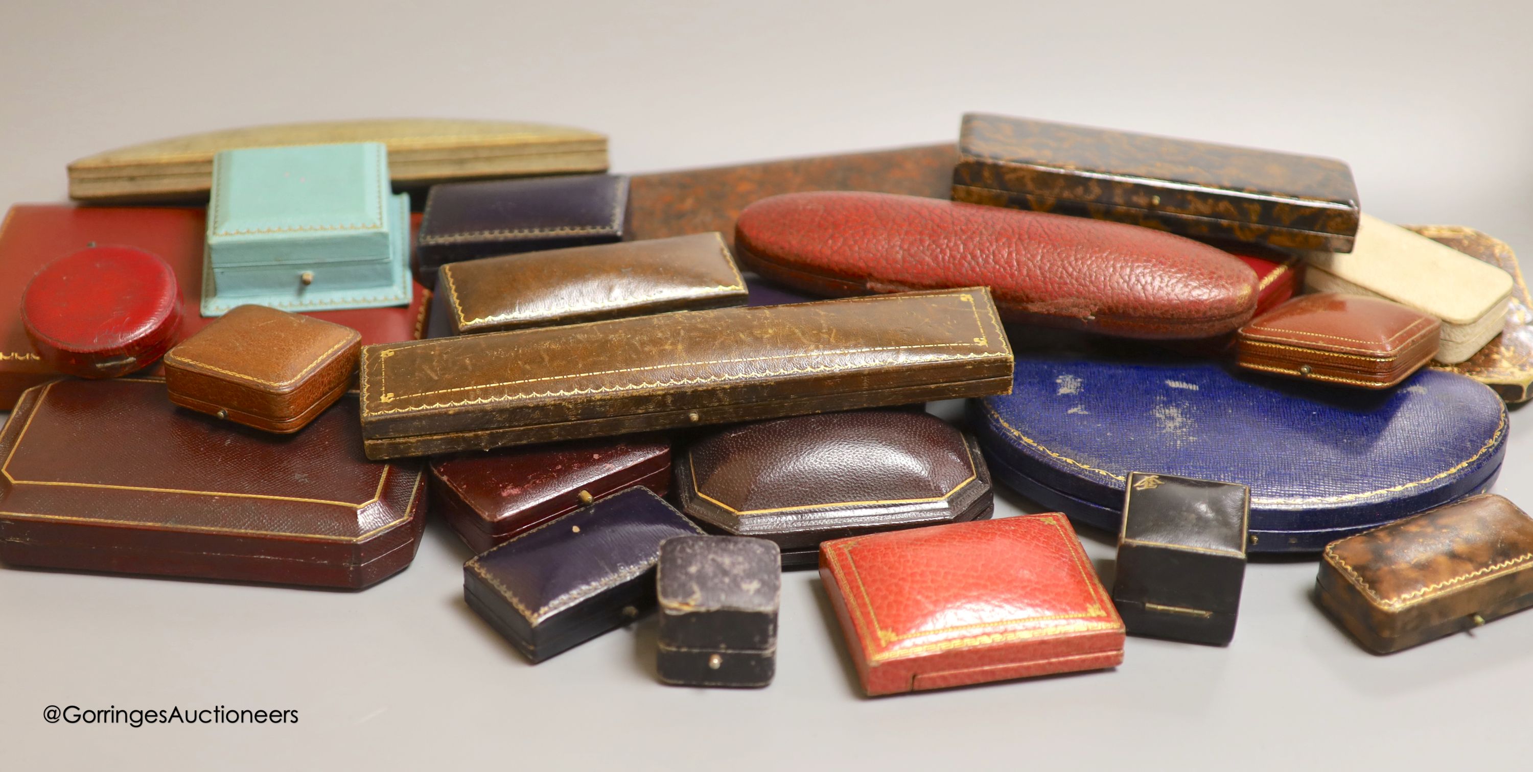 A mixed quantity of assorted jewellery boxes.